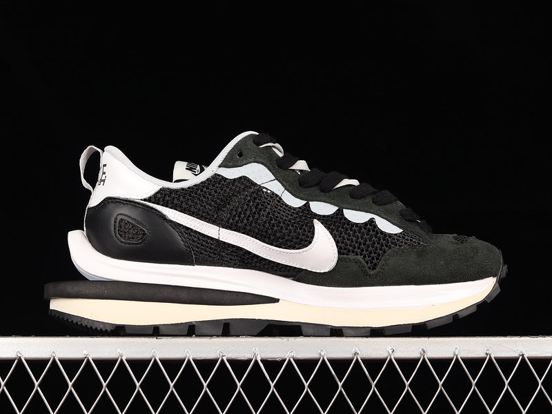 NikeMens Vaporwaffle sacai - Black/White