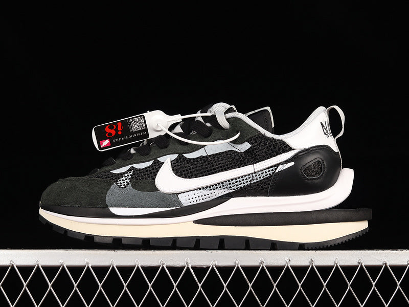 NikeMens Vaporwaffle sacai - Black/White