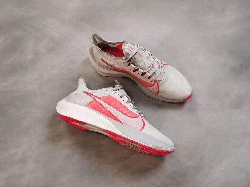 NikeRunning Zoom Gravity - Pure Platinum/Red Orbit