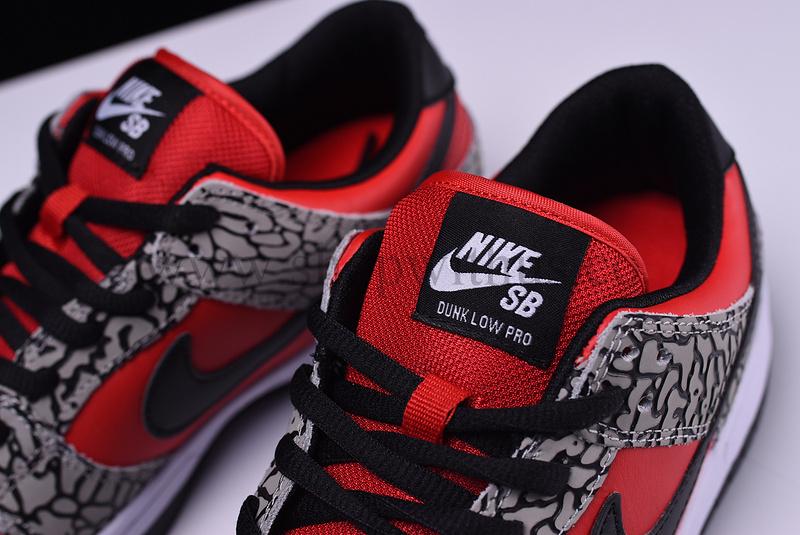 Supreme x NikeSB Dunk Low - Red Cement