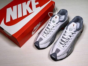 NikeUnisex Shox R4 - Metallic Silver/Comet Red