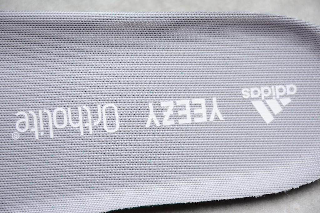 adidasMen's YEEZY Boost 700 V2 - Static